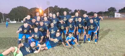 Integrantes del plantel de Independiente Unidos, en la celebración del título obtenido en Luque.