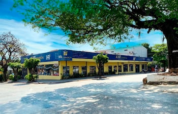 Ubicado en la ciudad de Luque, se puede conocer más sobre HR Comercial a través de sus redes sociales en Facebook e Instagram como @HRComercial.