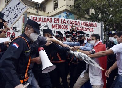 No faltaron los empujones ayer frente a la sede del MPSBS.