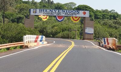 Acceso a la comunidad por el ramal de la ruta PY02 “Mariscal Estigarribia” que conecta el distrito de Juan Manuel Frutos  con  3 de Febrero.