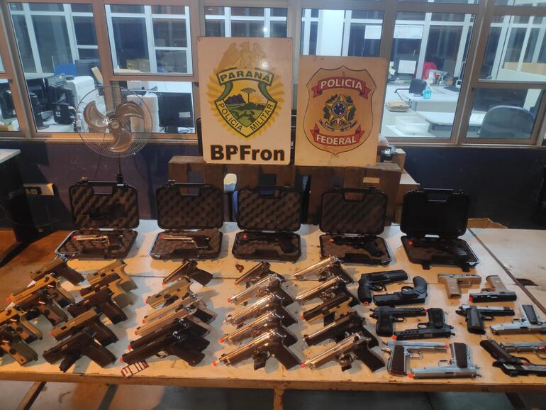 Las pistolas de aire comprimido fueron abandonadas en un puerto clandestino en la zona fronteriza entre Paraguay y Brasil.