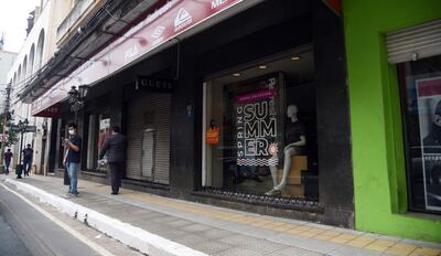 Numerosos comercios permanecen cerrados por disposición del Gobierno. Piden reabrir el 25 de mayo en vez del 15 de junio.