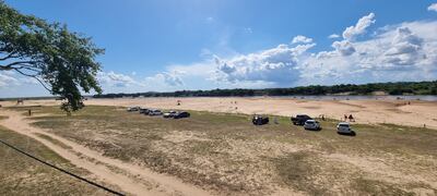 Los turistas disfrutando de las aguas del rio Tebicuary en la playa camping paraíso de la ciudad de Villa Florida, Misiones.