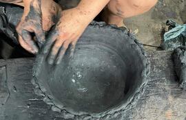 Alfareras de Itá, Yaguarón y Tobatí realizarán hoy una feria en la sede del Fondec, donde harán exhibiciones de sus técnicas ancestrales.