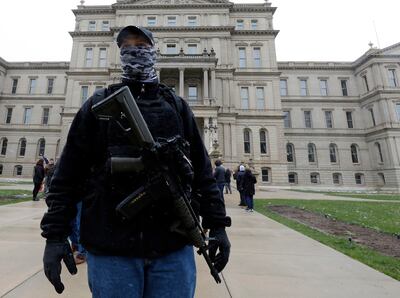 Un manifestante armado fuera del Capitolio del estado de Michigan, en la ciudad de Lansing, el pasado abril.
