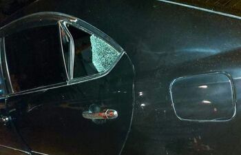 La ventanilla del auto donde el niño golpeó su cabeza.