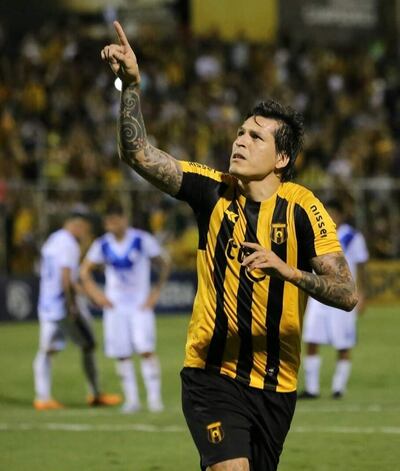 Federico Santander (31 años) en el festejo de su gol marcado contra Sportivo Ameliano, de penal.