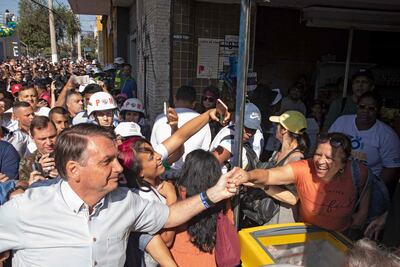 El presidente de Brasil, Jair Bolsonaro (d) saluda a sus seguidores en la "Marcha por Jesús", en Sao Paulo. (AFP)