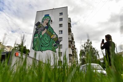 Un mural de la Virgen María con un lanzacohetes antitanques en un edificio de apartamentos en Kiev, Ucrania.