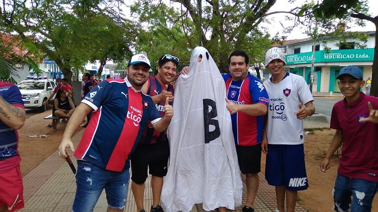 El hincha vestido del fantasma de la B esperando el superclásico.