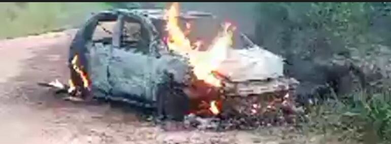 Los supuestos sicarios quemaron el automóvil en el que se movilizaron.