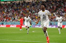 El mediocampista ghanés #20 Mohammed Kudus celebra marcar el tercer gol de su equipo durante el partido de fútbol del Grupo H de la Copa Mundial Qatar 2022 entre Corea del Sur y Ghana en el Education City Stadium en Al-Rayyan, al oeste de Doha, el 28 de noviembre de 2022.