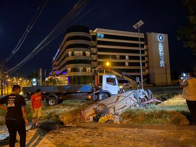 Vehículo cayó a una zanja cuando conducía sobre la autopista Ñu Guasú