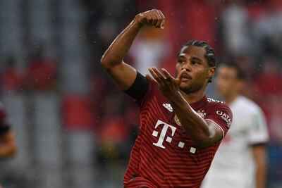 Serge David Gnabry, 26 años, festeja uno de los dos goles que marcó ayer  para el Bayern Munich, que logró su  primera victoria en la presente temporada de la Bundesliga alemana.