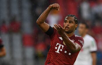 Serge David Gnabry, 26 años, festeja uno de los dos goles que marcó ayer para el Bayern Munich, que logró su primera victoria en la presente temporada de la Bundesliga alemana.