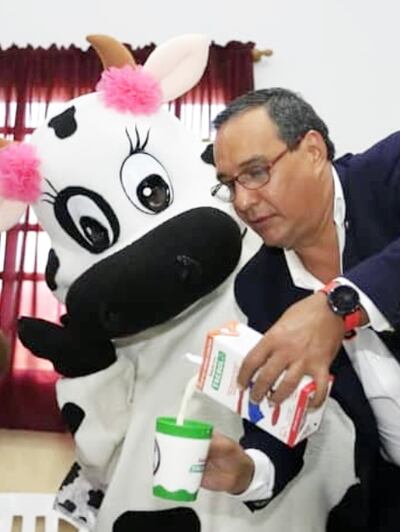 Hugo J. González (ANR, cartista), cuestionado gobernador de Central, en un acto de merienda escolar.