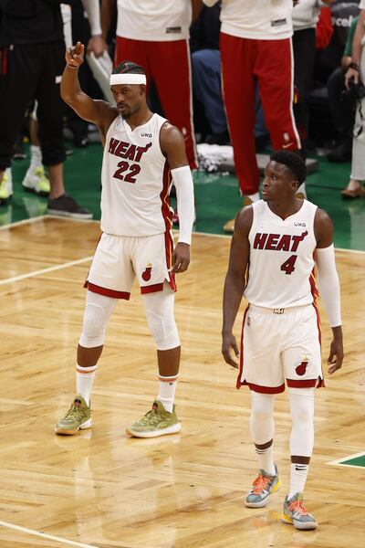 Jimmy Butler (izq.) junto con Víctor Oladipo, Los Heat forzaron el séptimo partido en Boston. EFE