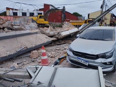 Demolición de un muro afectó a un vehículo que circulaba sobre la avenida La Victoria.