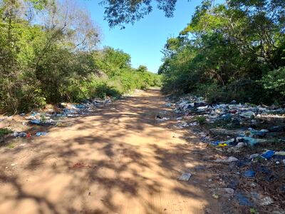 La basura es arrojada a la vera de los caminos, situación que genera un ambiente insalubre en los barrios de Ayolas.