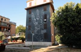 Lejos de los grandes monumentos del centro histórico de Roma y del turismo de masa se puede disfrutar de un recorrido por la desconocida periferia de la capital donde los protagonistas son espectaculares grafitis que han convertido a estos barrios populares en museos al aire libre. A veces de manera espontanea para homenajear a actores, actrices o otras personalidades, pero también como encargo de los varios municipios para cambiar la imagen de degrado de la zona, algunos de los anónimos edificios de los barrios de la periferia de Roma como Ostiense, Tor Marancia, el Quadraro, el Pigneto, San Basilio o Tor Bella Monaca se han convertido en los lienzos perfectos para los artistas callejeros.