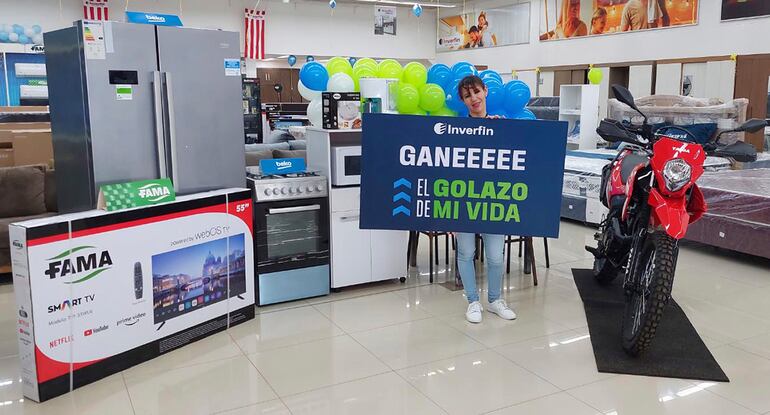 Edina Da Silva, de la ciudad de Curuguaty, celebra los premios entregado por Inverfin.