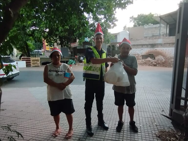 Además de darles un techo, agentes policiales también entregaron algunos víveres a la pareja, que llevaba 15 días viviendo en una plaza.