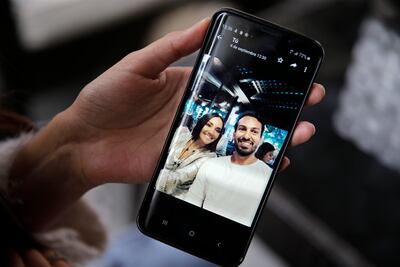 La enfermera María Teresa Soto mira una foto con su novio Mario Canni, quien está en Río de Janeiro desde enero.