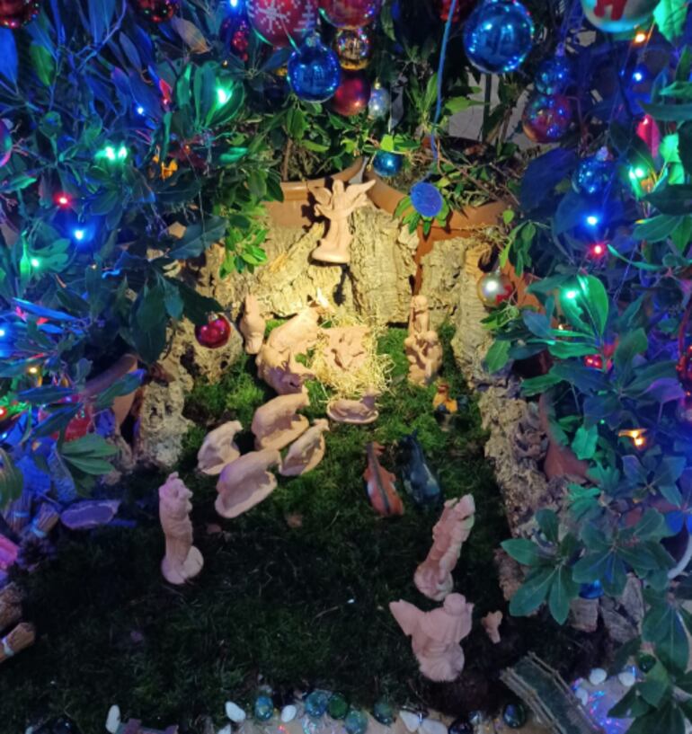 Pesebre en la capilla San Agustín de Barcelona, donde se reúnen paraguayos todos los años.