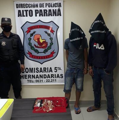 Los detenidos con las joyas que fueron recuperadas por los intervinientes.