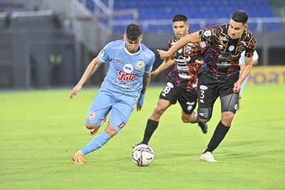 Fernando Escobar trata de escapar de la marca de Gustavo Navarro