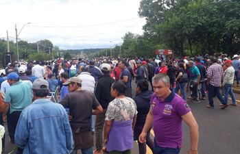 Campesinos de Misiones volvieron a movilizarse esta tarde en el cruce Santa María, distrito de San Ignacio.