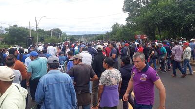 Campesinos de Misiones volvieron a movilizarse esta tarde en el cruce Santa María, distrito de San Ignacio.