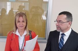 Beatriz Denis junto a su representante legal, Ricardo Merlo, en la presentación de la querella adhesiva.