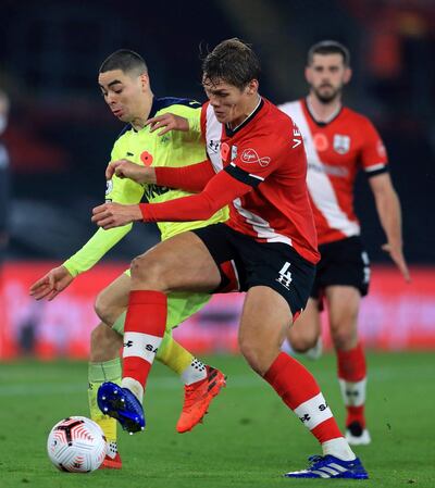El paraguayo Miguel Almirón en puja por la pelota con Jannik Vestergaard (4), del Southampton.