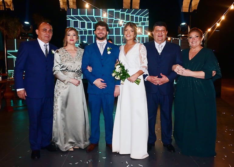 Fueron los padrinos Epifanio Romero y María Cristina Romero; Mauricio Troche y Irine Boettner.