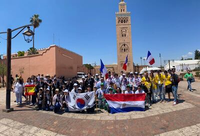 El equipo BreakingBot junto a otros competidores de diversas partes del mundo, en Marruecos.