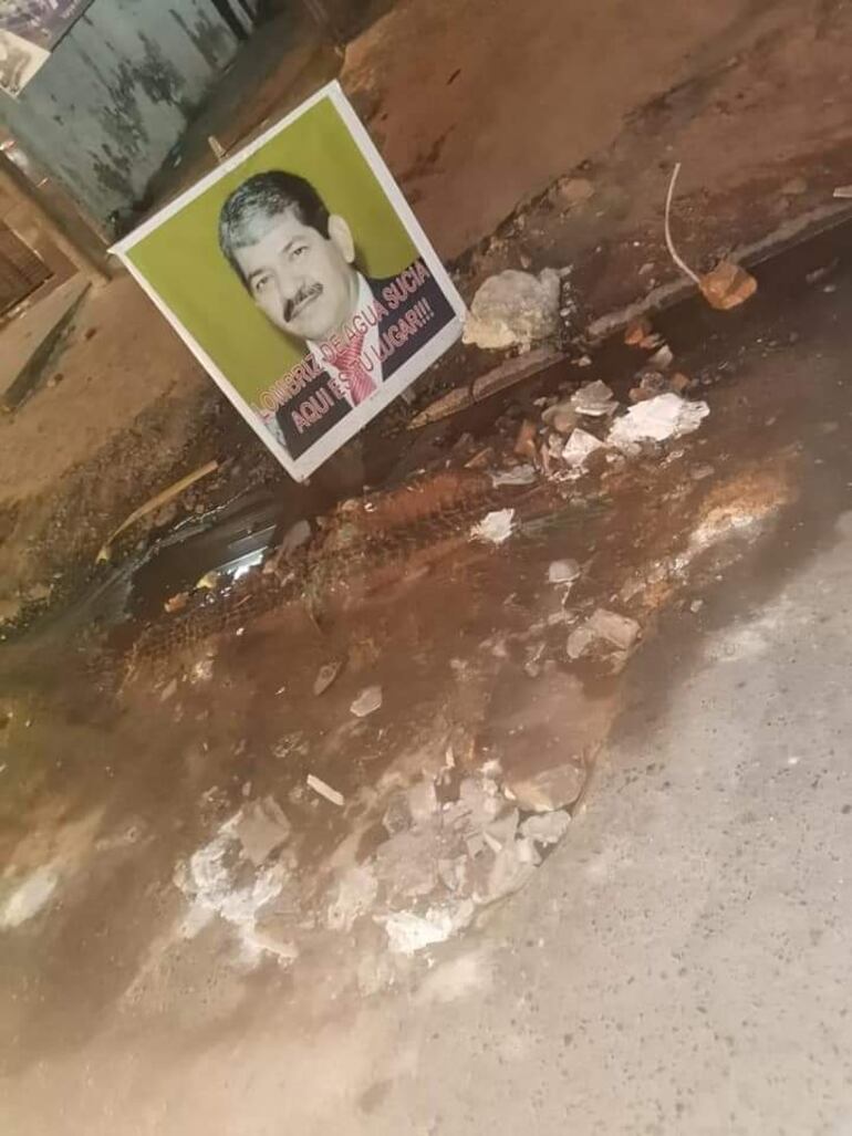 Los pabladores de la ciudad de San Lorenzo colocaron una imagen del concejal Alcibiades Quiñónez en repudio a la situación en la que se encuentra la calle.