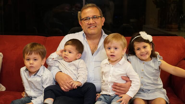Dr. Walter Martínez Gill con sus nietos.