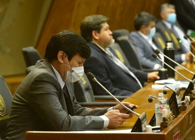 El diputado cartista Néstor Ferrer (2° izq.) deslizó que el presidente del Senado Óscar Salomón está aliado a opositores.