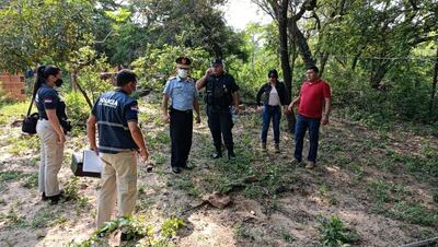 Investigadores de la Policía Nacional acompañado del Comisario Ppal. Gilberto Salinas, inspeccionan el sitio donde fue ocultado el dinero en Loma Hovy