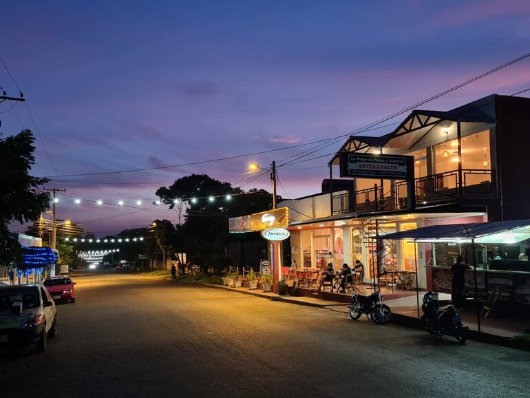 Las calles de la ciudad están completamente iluminadas.