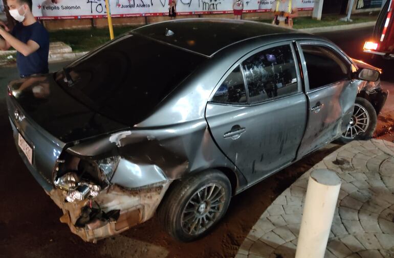 El Toyota Allion quedó en estas condiciones.