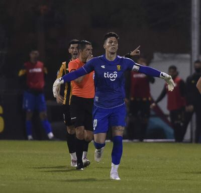 El arquero argentino, Gaspar Servio, penalero y goleador de Guaraní.