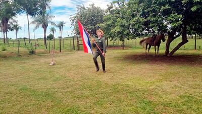 Este joven bailó al son de una polca  vestido de    soldado paraguayo, como un adelanto de la recordación del Día de los Héroes, que es hoy.