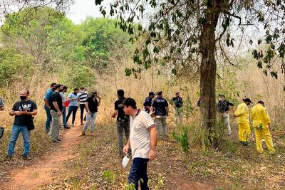 Agentes policiales, bomberos y familiares participaron ayer de  la búsqueda de la joven Luz Dahiana Espinoza.