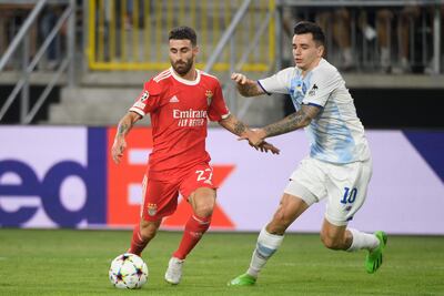 Mykola Shaparenko (D) jugador del Dynamo Kiev y Rafa Silva (I), futbolista del Benfica.