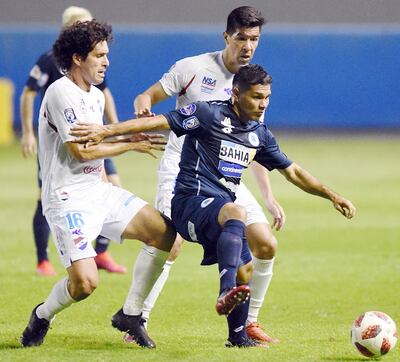 David Mendieta, en acción ante Riveros y “Topo”.
