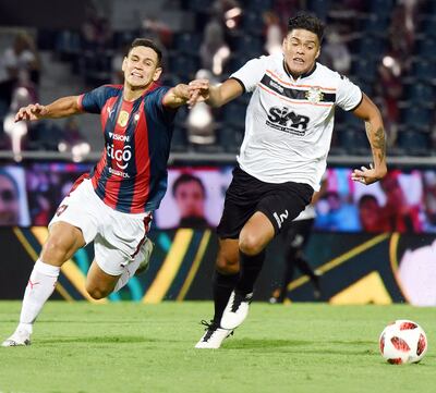 El delantero Sergio Elías Bareiro se estrenó ayer con la casaca de Cerro Porteño y en esta pelea por la pelota con su reciente excompañero Pablo Meza.