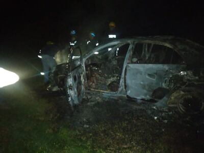Un extraño incendio de vehículo ocurrió esta madrugada en la Compañía Ita’angua de la ciudad de Luque.