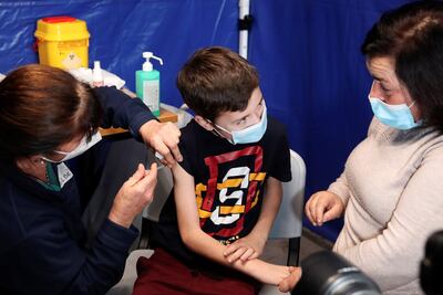 Un niño es vacunado contra el covid-19 en el centro de vacunación de Funchal en la isla de Madeira, Portugal.